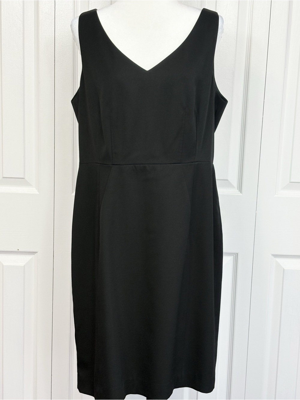 Anne Klein Classic Black Sleeveless Wide V-Neck Fitted Sheath Dress 16